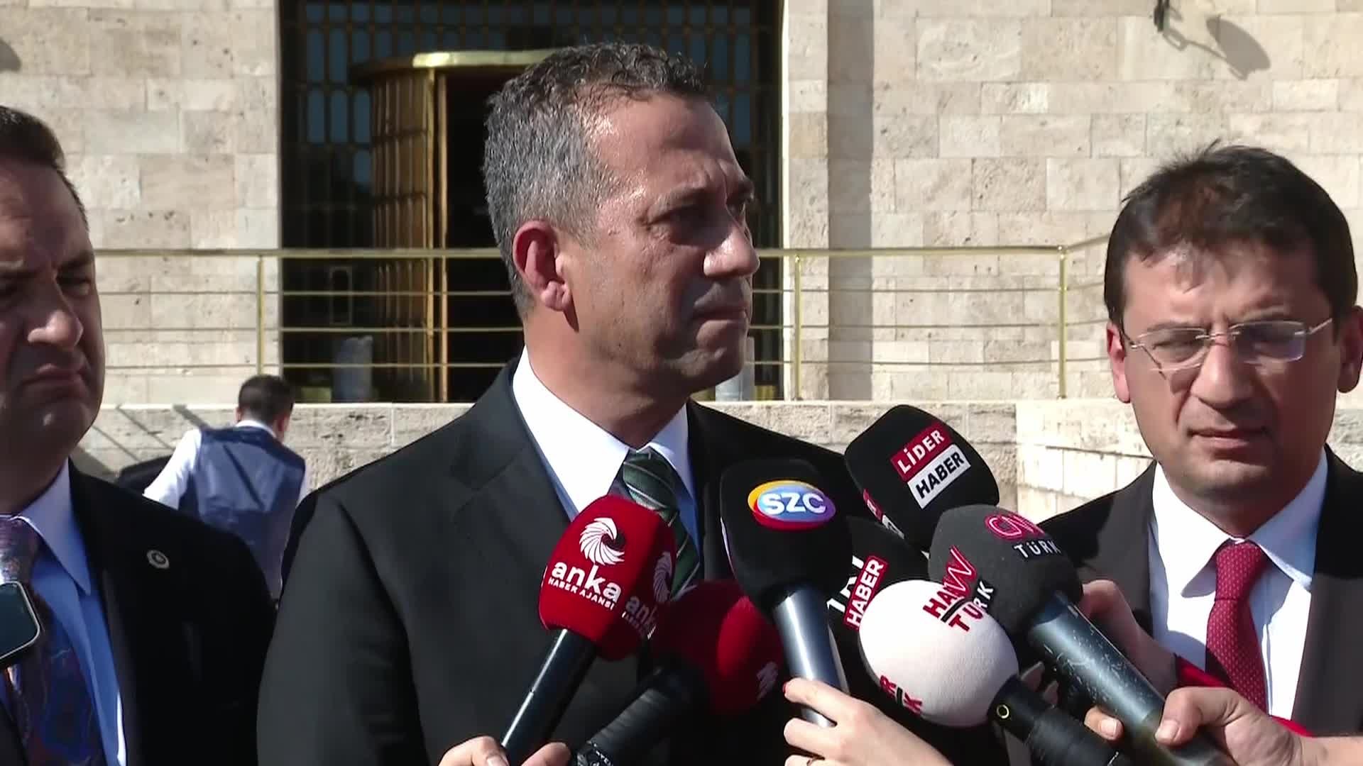 Özgür Özel’in ayağı kırıldı