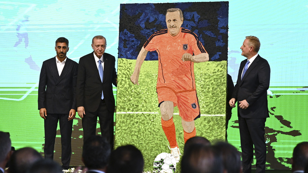 Erdoğan: Futbola ideolojinin girmesi sporun ruhuna zarar verir