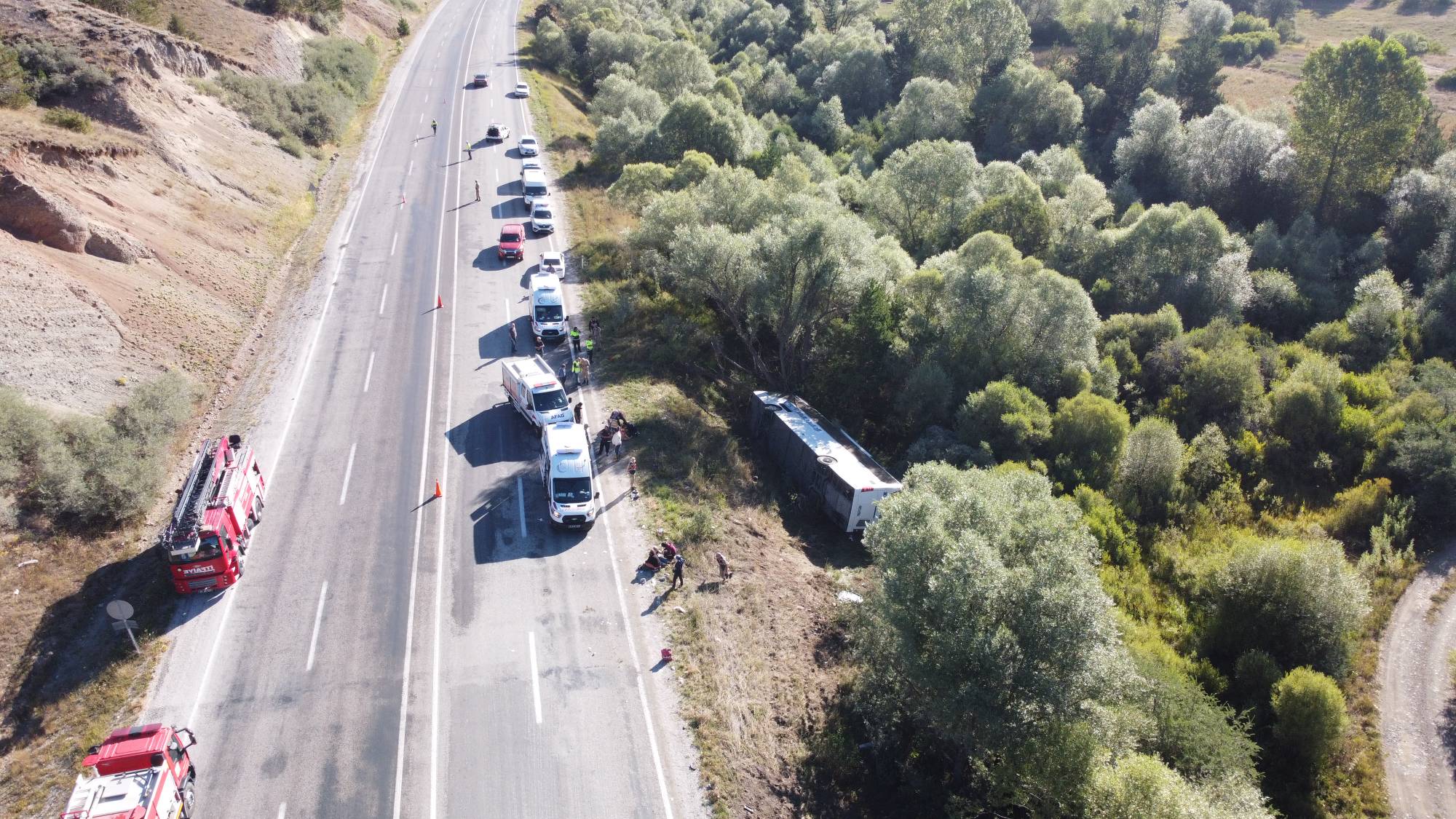 Erzincan’da yolcu otobüsü devrildi: 1 ölü, 33 yaralı