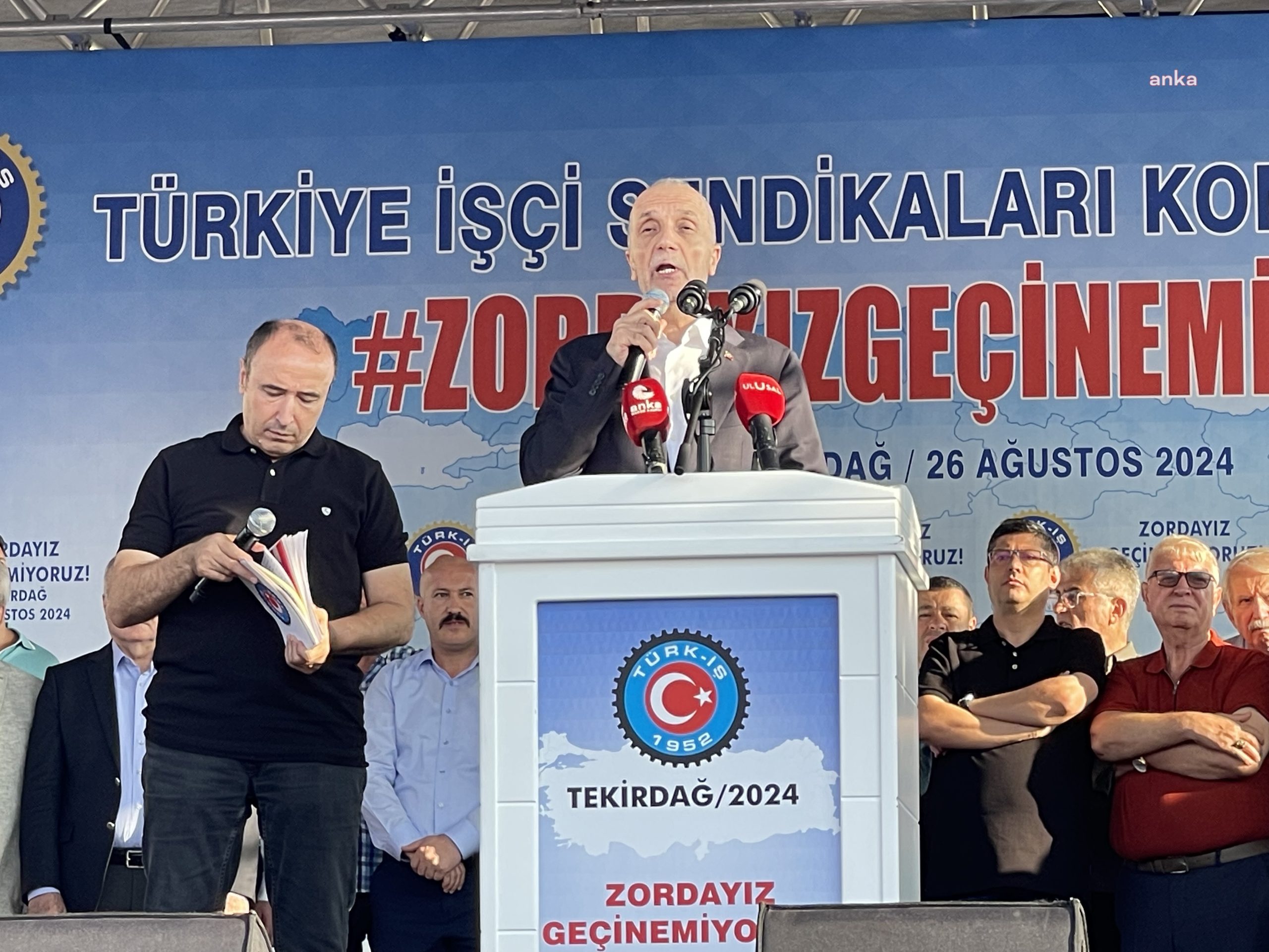 Türk-İş’in mitinginde, Ergün Atalay’a istifa sloganı