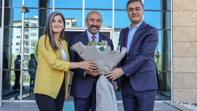 Tunç Soyer Van Büyükşehir Belediyesi’ni ziyaret etti