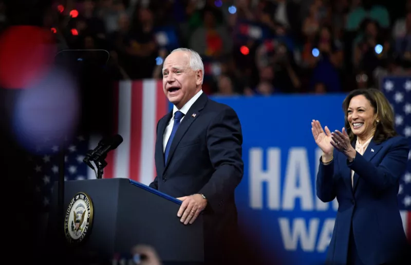 Kamala Harris’in başkan yardımcısı adayı Walz’ın Çin geçmişi tartışılıyor