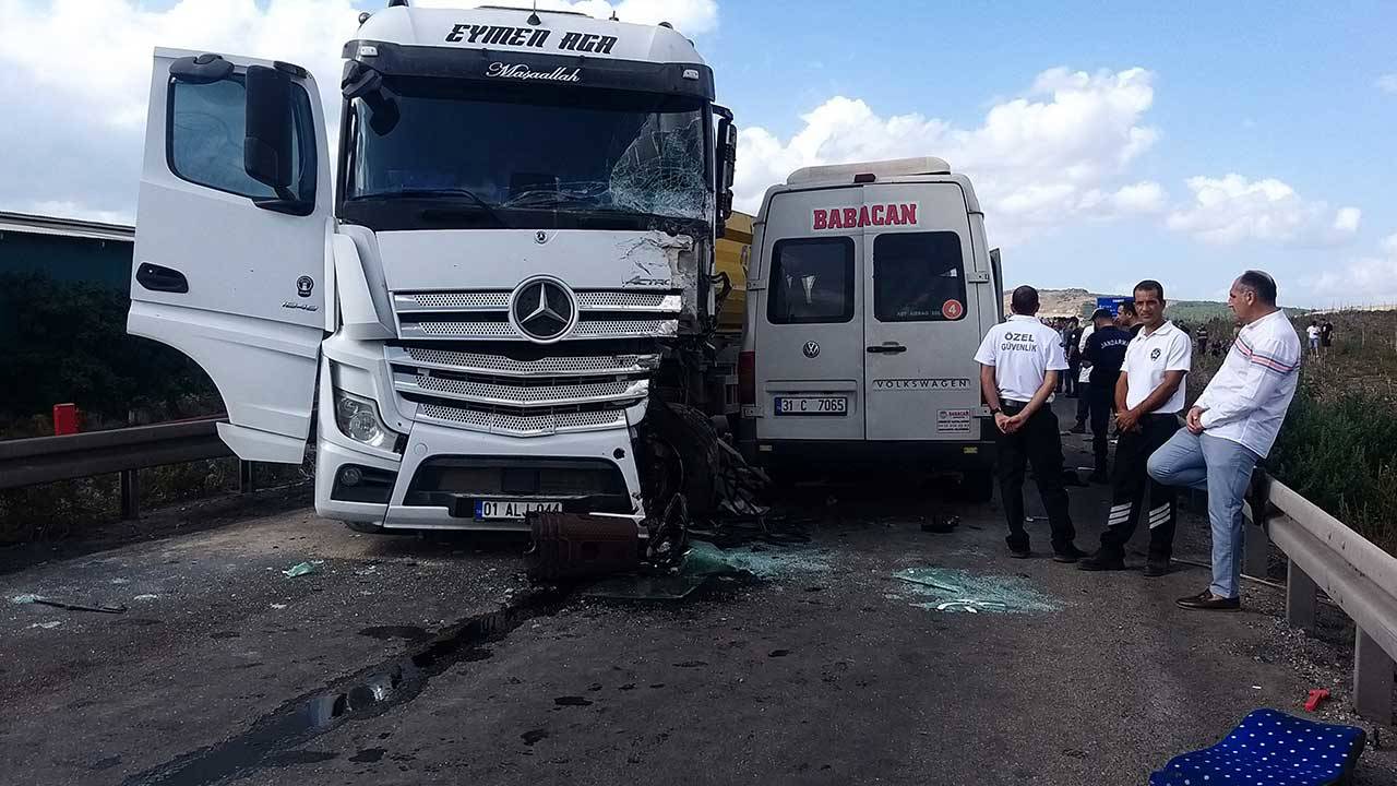 Adana’da tır ile minibüs çarpıştı: 3 ölü, 8 yaralı