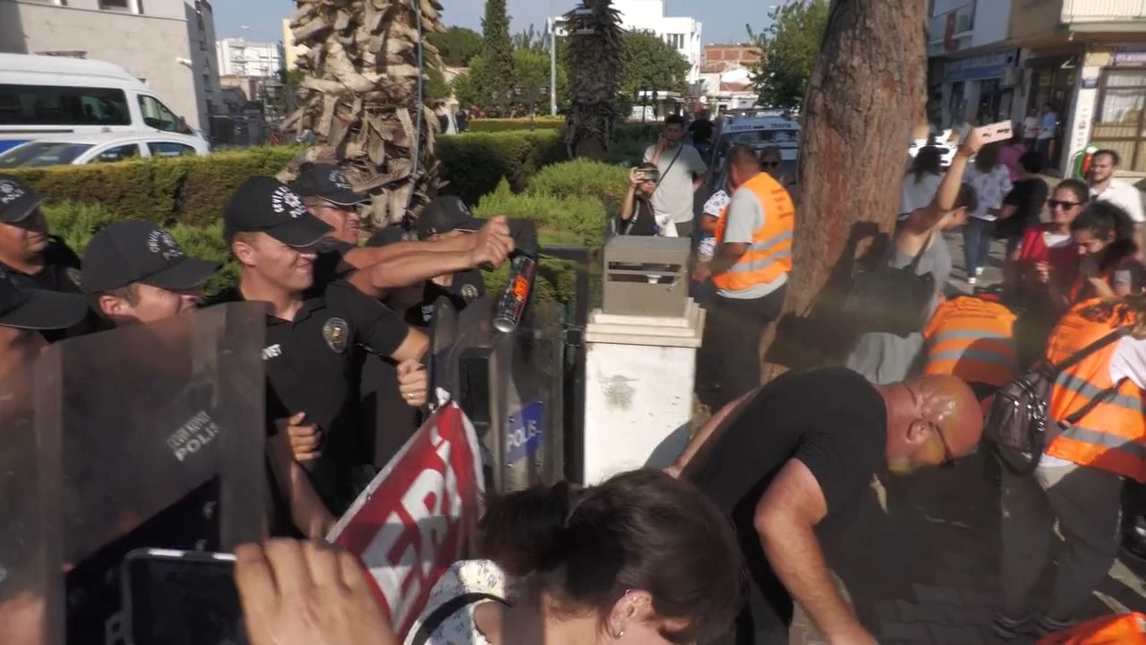 Menemen Belediyesi’nde işten çıkarılan işçilere polis müdahalesi