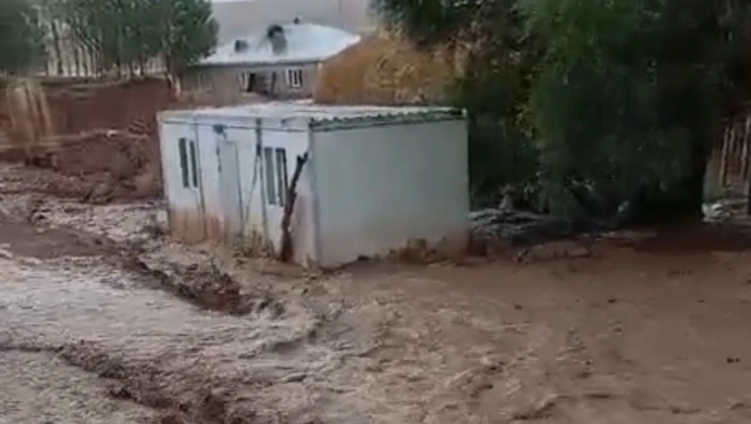Başkale’de sel nedeniyle evleri su bastı