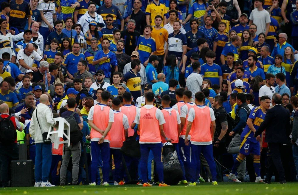 Arjantin derbisinde kaybeden Boca Juniors taraftarları oyunculara saldırdı