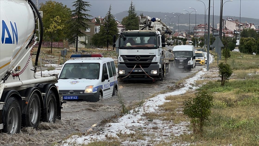 Kütahya’da dolu ve sağanak yağış hayatı olumsuz etkiledi