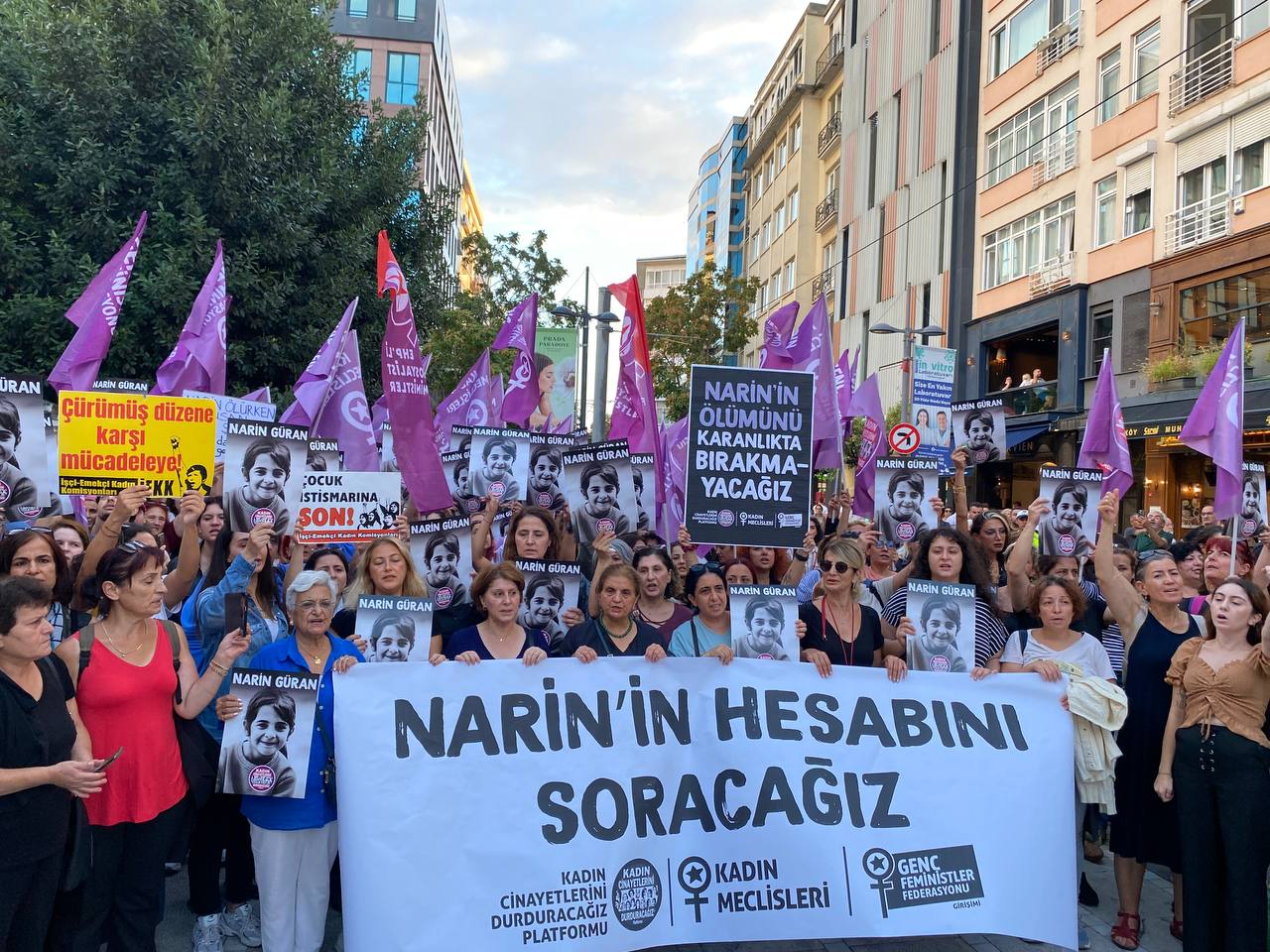 Kadınlar Narin için Kadıköy Süreyya Operası önündeydi