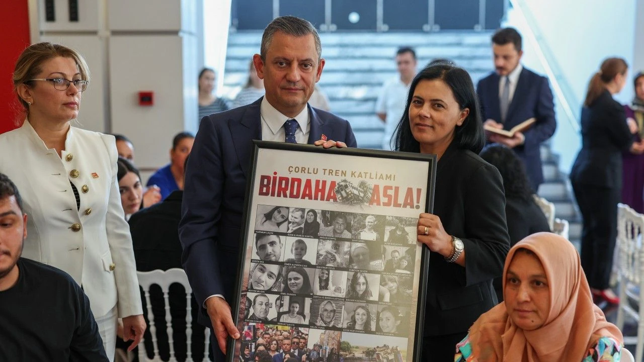 Özgür Özel adalet arayan ailelerle buluştu