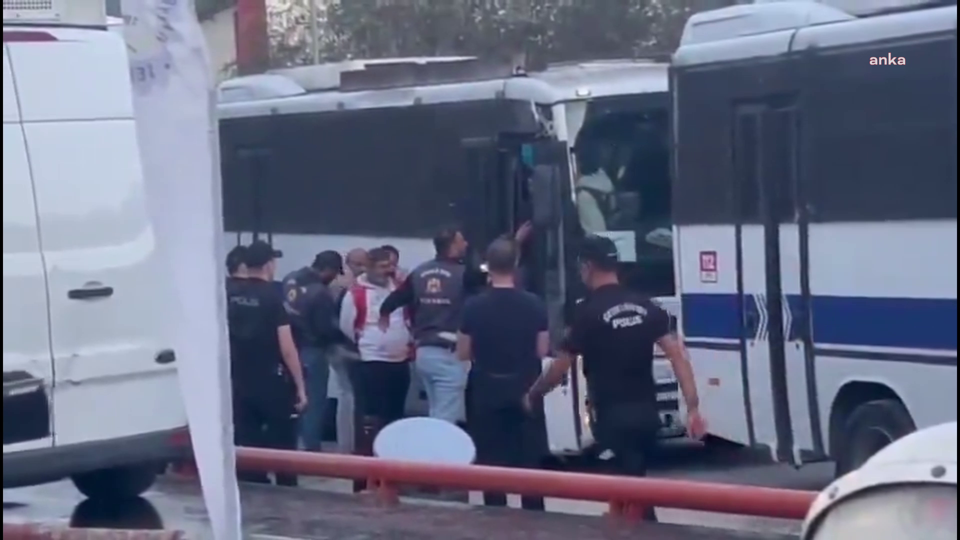 Polonez işçilerine yine müdahale:  Ters kelepçeli gözaltına alındılar