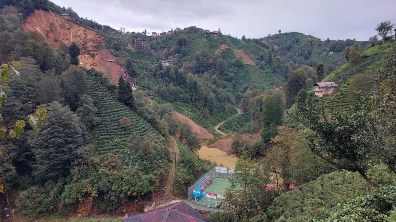 Rize’de heyelan sonucu 2 ev toprak altında kaldı