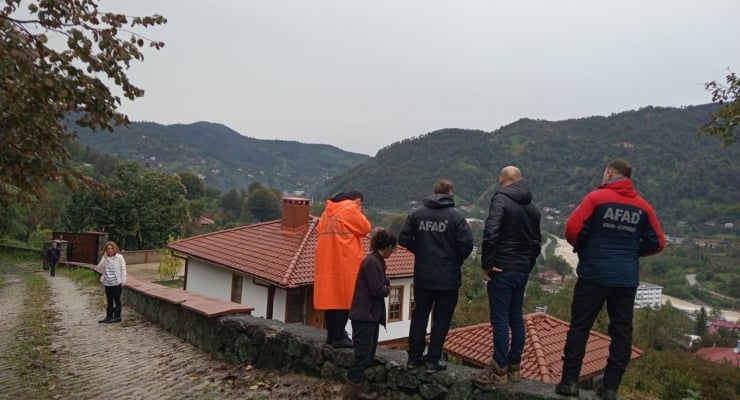 Arhavi’de heyelan riski nedeniyle sekiz ev tahliye edildi
