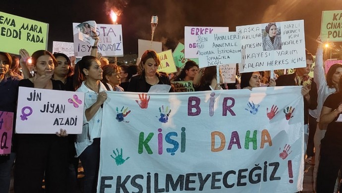 Kadınlardan meşaleli yürüyüş: Artık yeter şiddete dur de