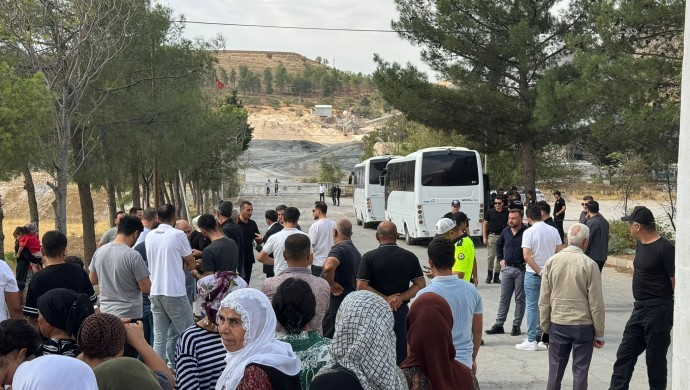 Artuklu’da kireç fabrikasından yayılan toza protesto
