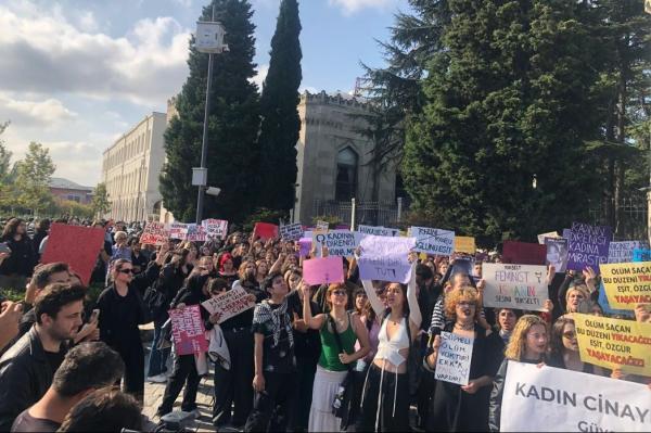 Üniversite öğrencilerinden kadın cinayetlerine protesto