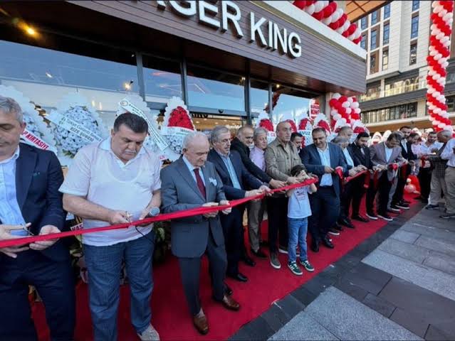 Rize’de Burger King açılışına katılan AK Partililer disipline sevk edildi