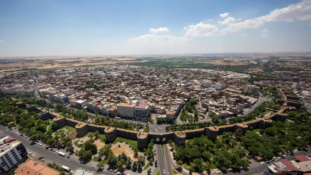 CHP’nin Cumhurbaşkanlığı adaylığı ön seçiminde Diyarbakır’da 28 bin kişi sandık başına gitti