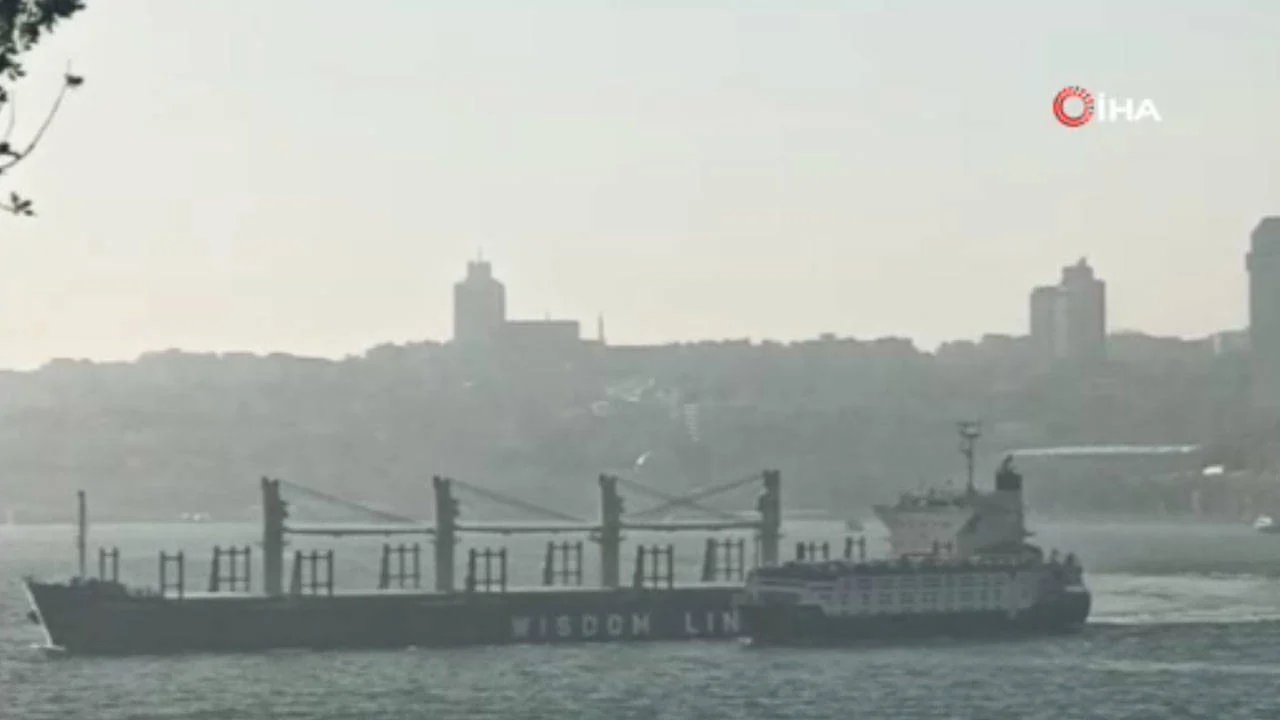 İstanbul Boğazı’nda iki yük gemisi çarpıştı
