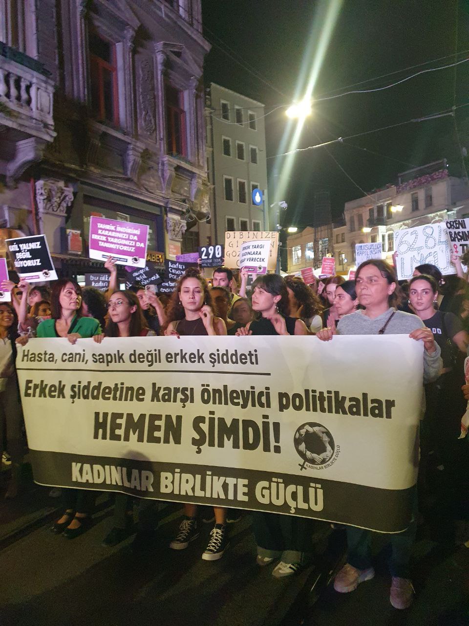 Kadınlar Birlikte Güçlü kadın cinayetlerine karşı eylemdeydi
