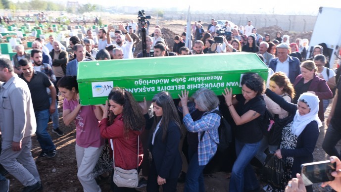 Rojin’in tabutunu kadınlar taşıdı: Diyarbakır’da toprağa verildi