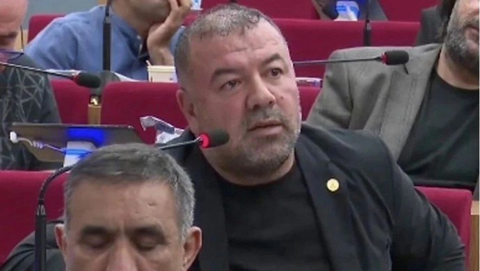 Katledilen kadınları suçlayan AK Parti’li istifa etti
