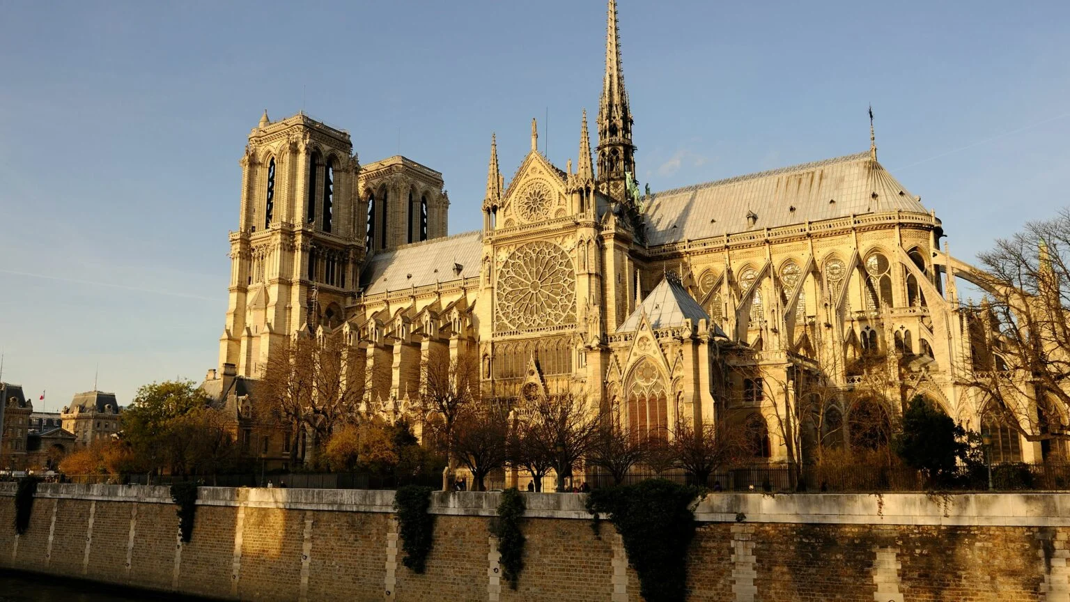 Notre Dame Katedrali yeniden ziyarete açılıyor