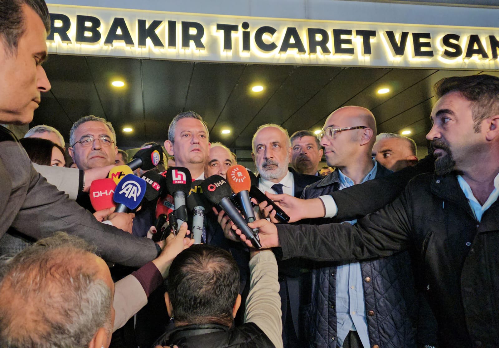 Özgür Özel Diyarbakır’dan ayrıldı