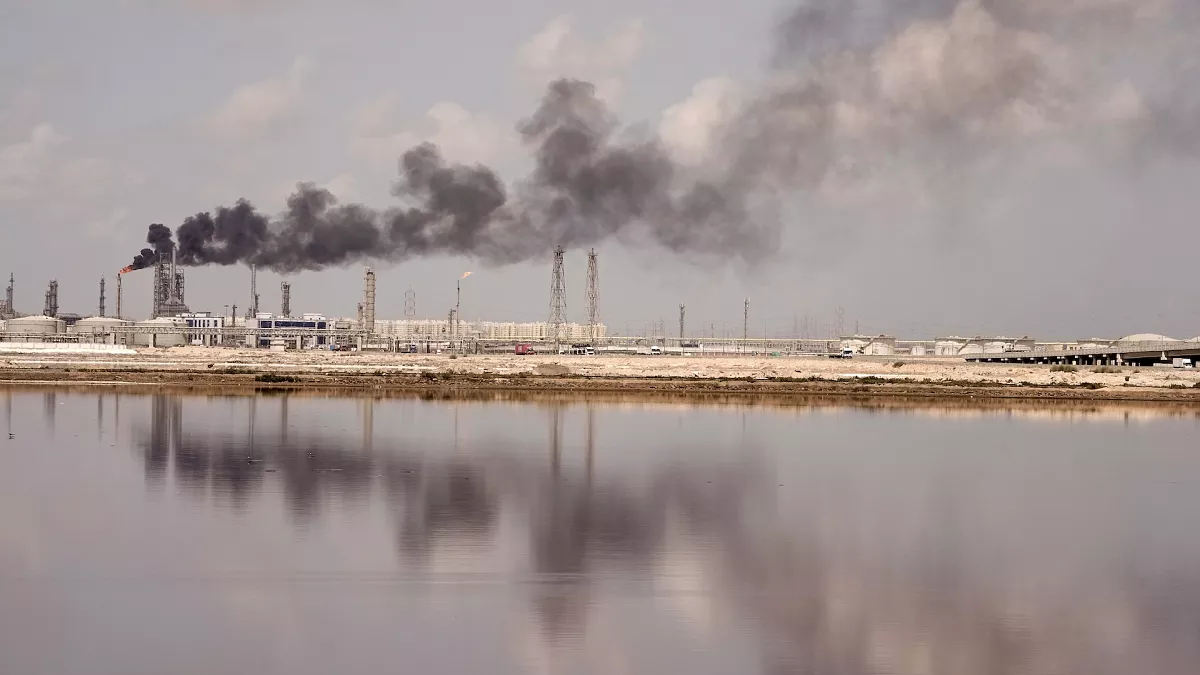 İsrail-İran çatışması ve ABD’deki fırtına petrol fiyatlarında artışa neden oldu