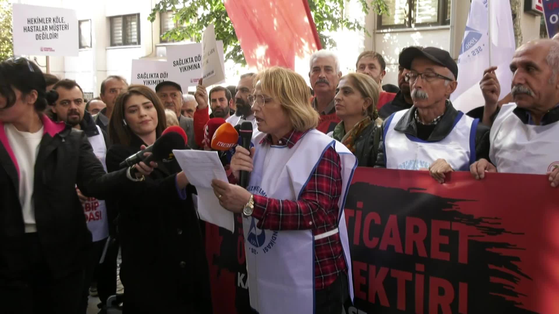 İl Sağlık Müdürlüğü önünde ‘yenidoğan çetesi’ protestosu: ‘İstifa edin’