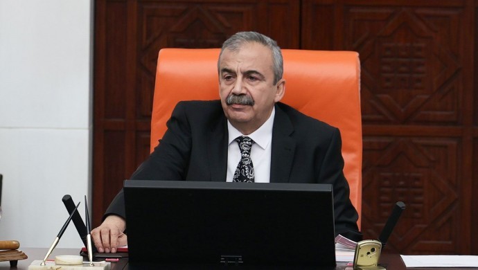 Sırrı Sürreya Önder’den ‘tokalaşma’ yorumu: İyi niyeti aşan bir boyutu var