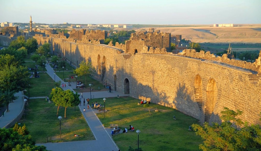 Diyarbakır’da surlardan düşen çocuk hayatını kaybetti