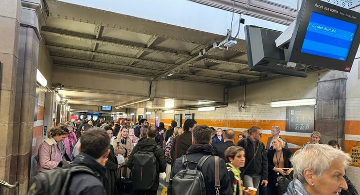 AP vekillerini taşıyan tren, patlama sesi nedeniyle tahliye edildi