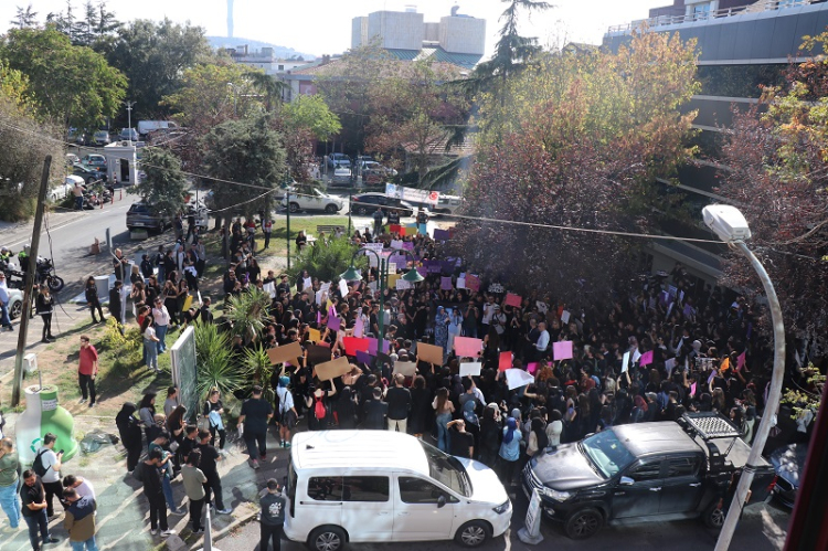 Üsküdar Üniversitesi’nde kadına ve çocuğa yönelik şiddete karşı eylem