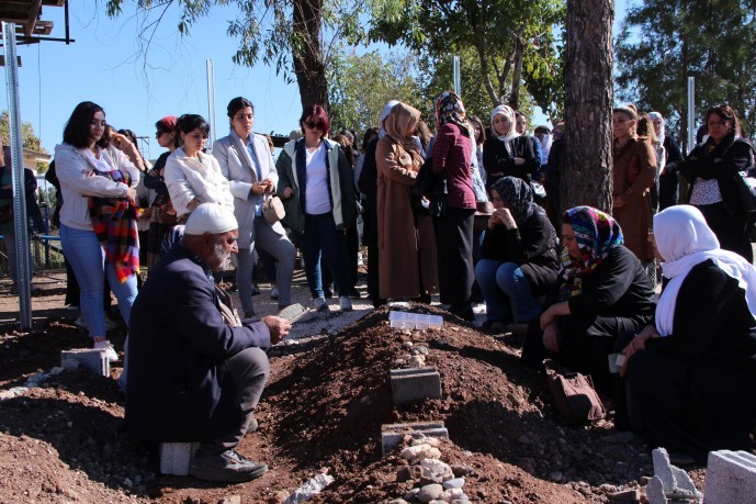Kadınlardan katledilen Evin Demirtaş’ın mezarına ziyaret