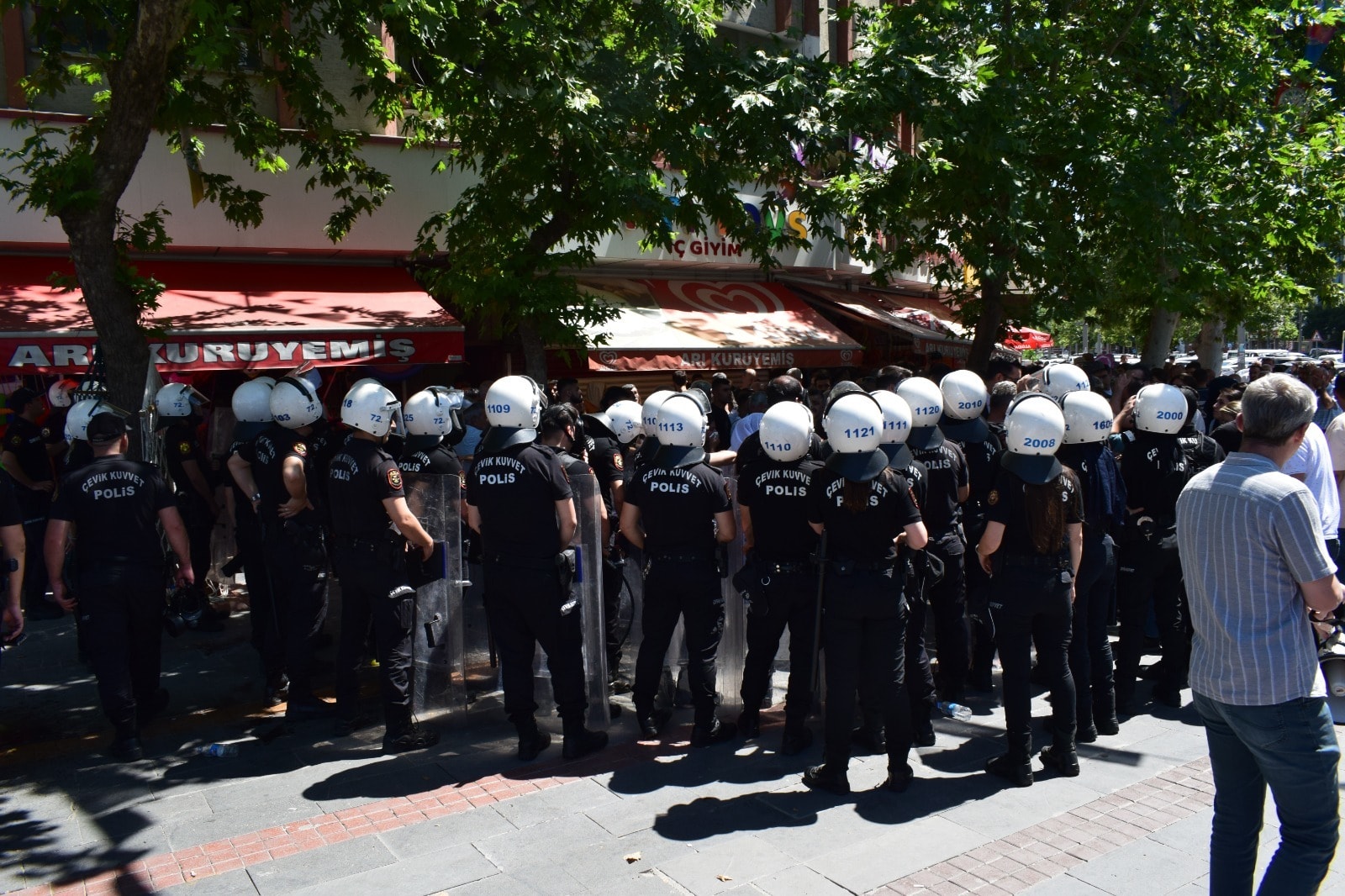 İHD: Batman’da gözaltına alınanlara ‘Ölürüm Türkiyem’ dinletildi