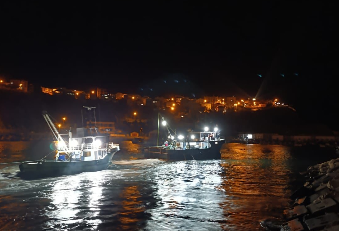 Karaya oturan balıkçı teknesi kurtarıldı