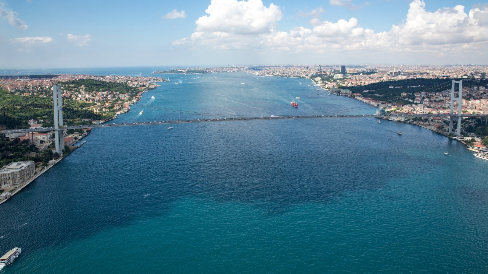 İstanbul Boğazı çift yönlü olarak gemi trafiğine kapatıldı