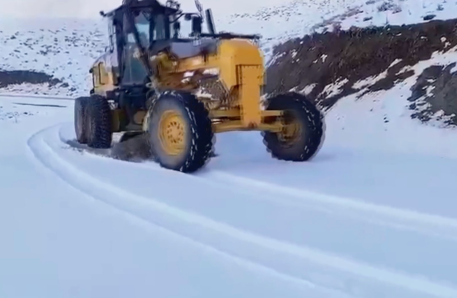 Şırnak’ta kardan kapanan köy yolu ulaşıma açıldı