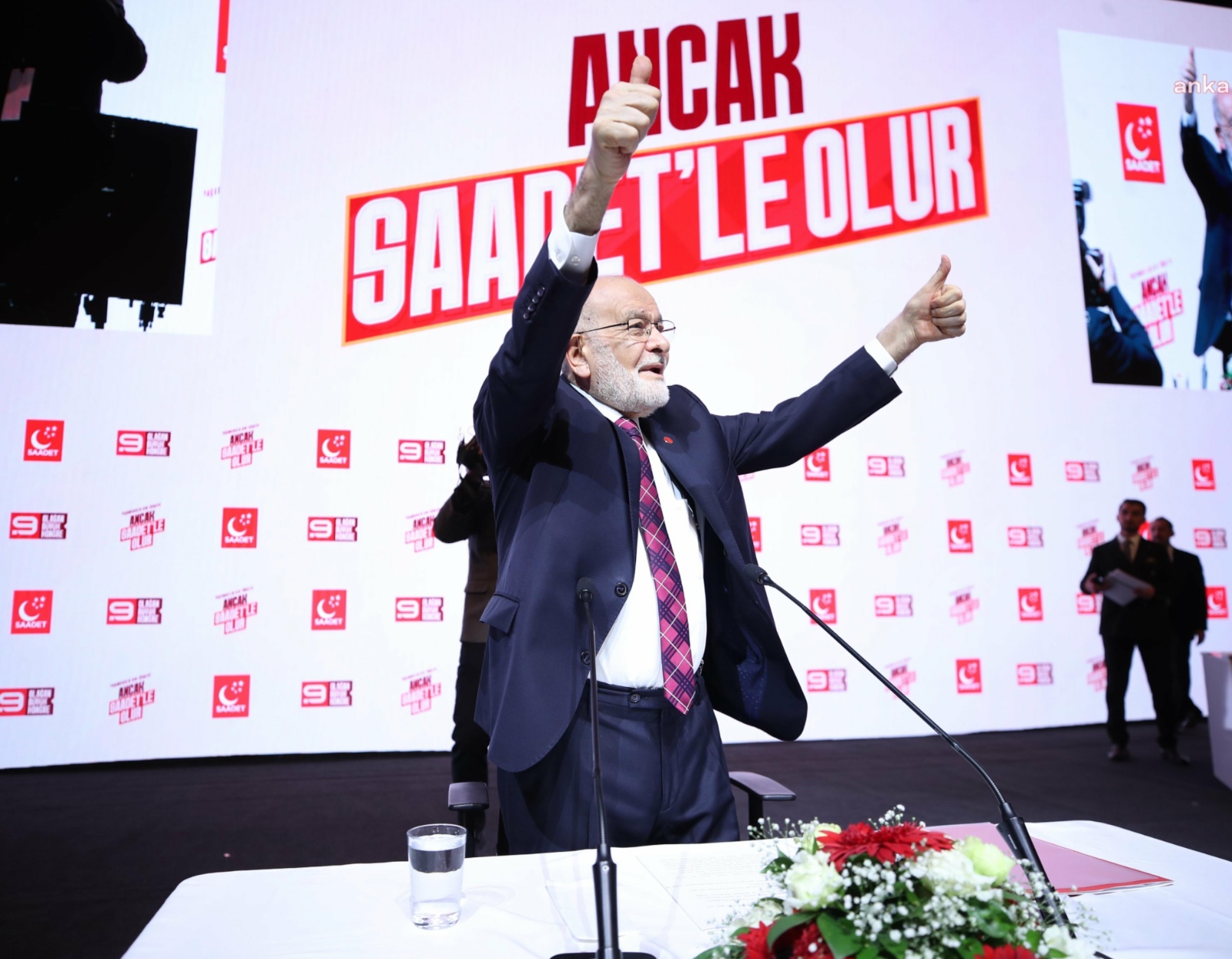Saadet Partisi Kongresi’nde AK Partili Elitaş ve Yavuz salonu terk etti
