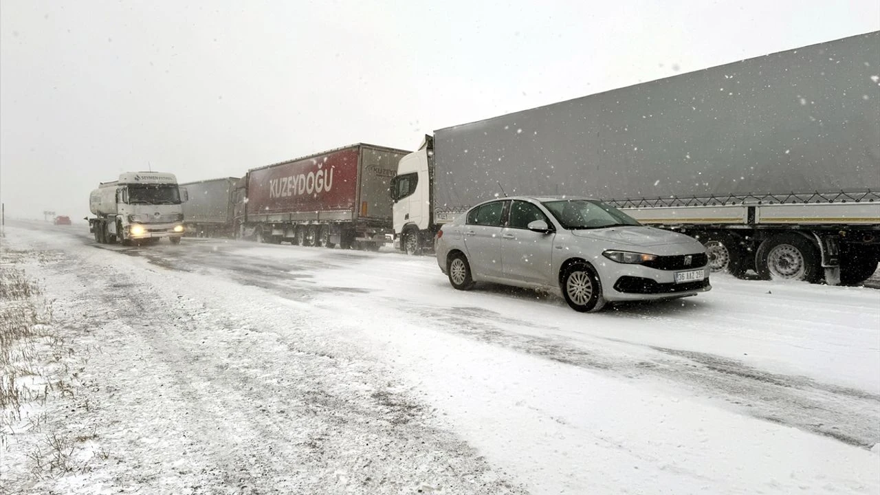 Ardahan-Şavşat kara yolunda buzlanma sebebiyle TIR geçişine izin verilmiyor