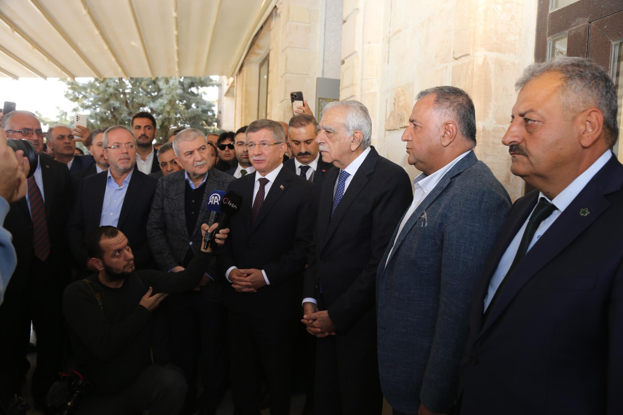 Mardin’de Ahmet Davutoğlu Ahmet Türk ile bir araya geldi