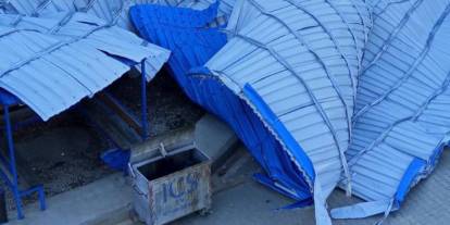 Fırtına, işçilerin kaldığı prefabrik evlerin çatılarını uçurdu: 1 ölü 1 yaralı