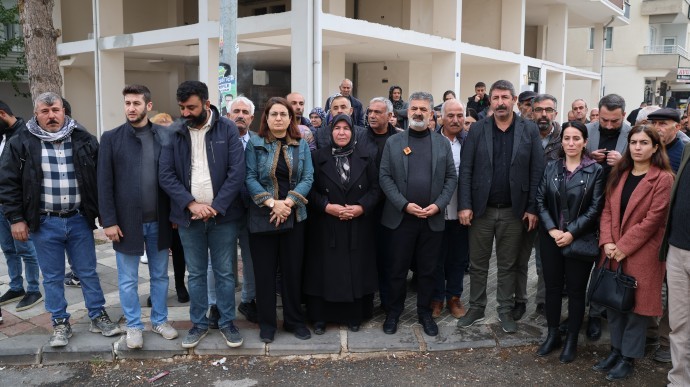 Halfeti Belediyesi önünden seslendiler: Kararı tanımıyoruz