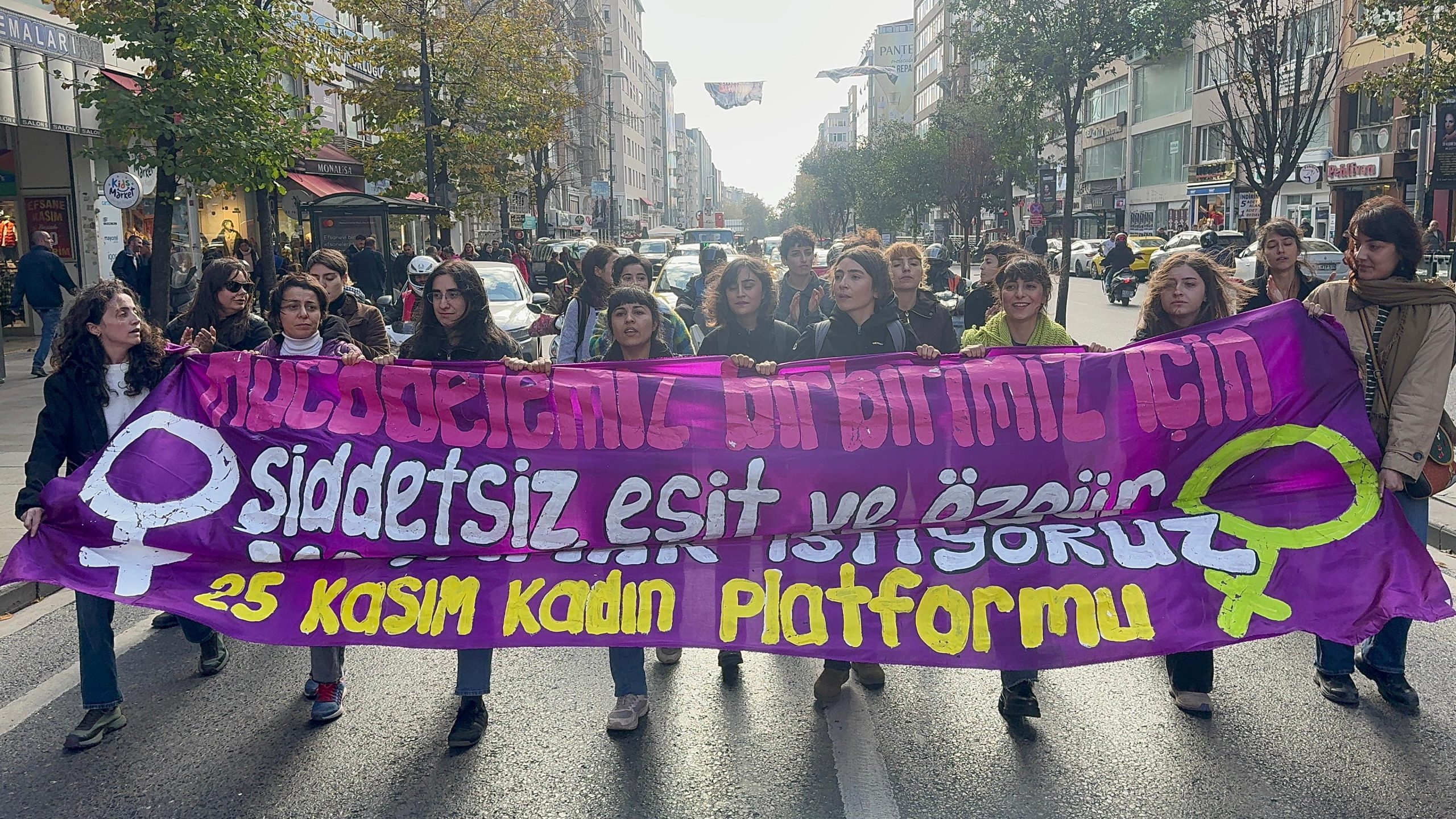 🟣25 Kasım’a doğru| Yolu trafiğe kapatan kadınlardan 25 Kasım yürüyüşüne çağrı