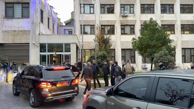 Reuters: Seçilmiş Kürt belediye başkanları görevden alındı