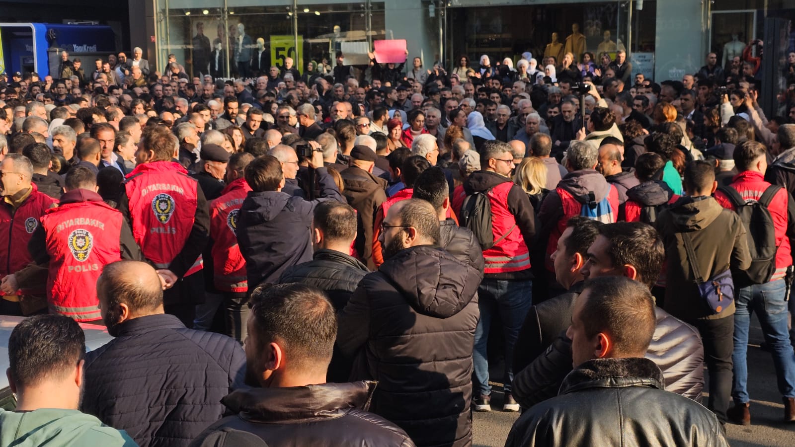 Diyarbakır’da kayyım protestosu: Geçit vermeyeceğiz