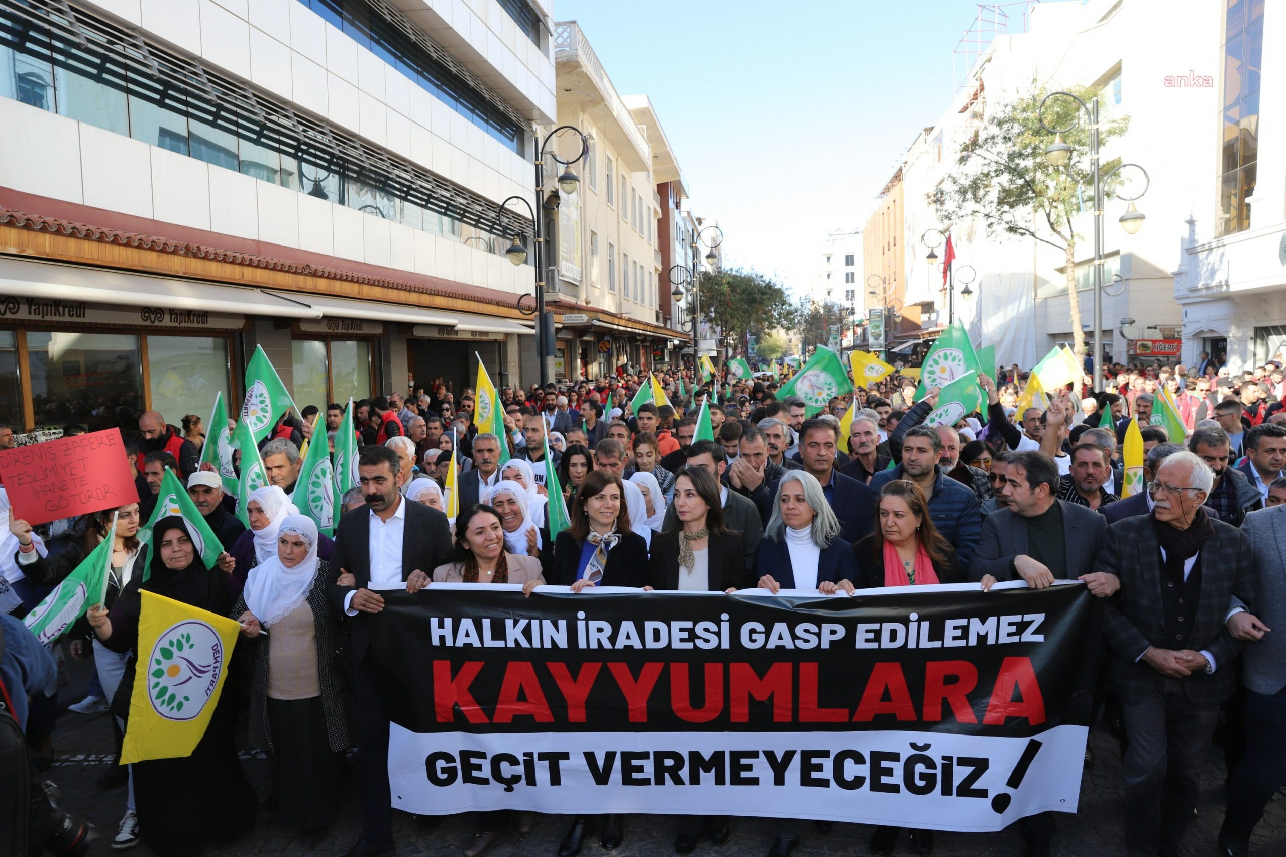 Diyarbakır’da ‘kayyım değil demokrasi’ yürüyüşü
