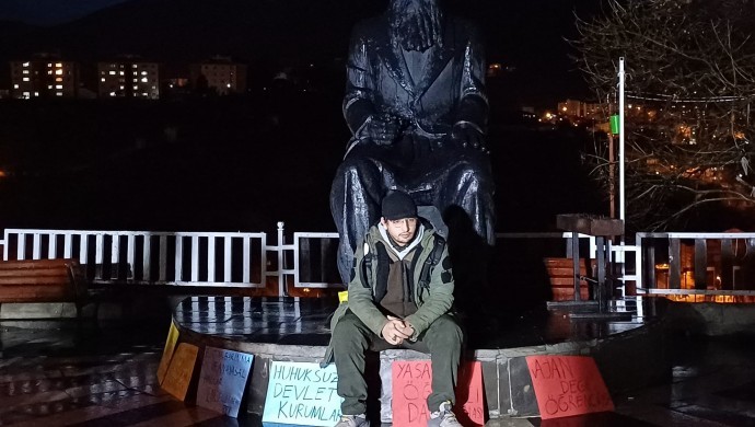 Kayyım protestolarının ardından yurttan uzaklaştırılan öğrenci açlık grevine başladı