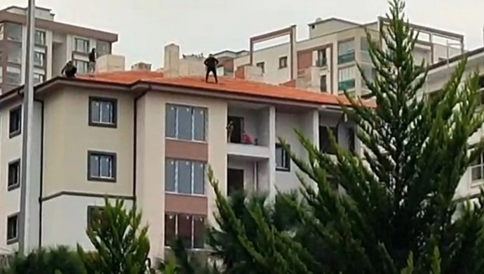 Ücretini alamayan işçi çatıdan atlamak istedi