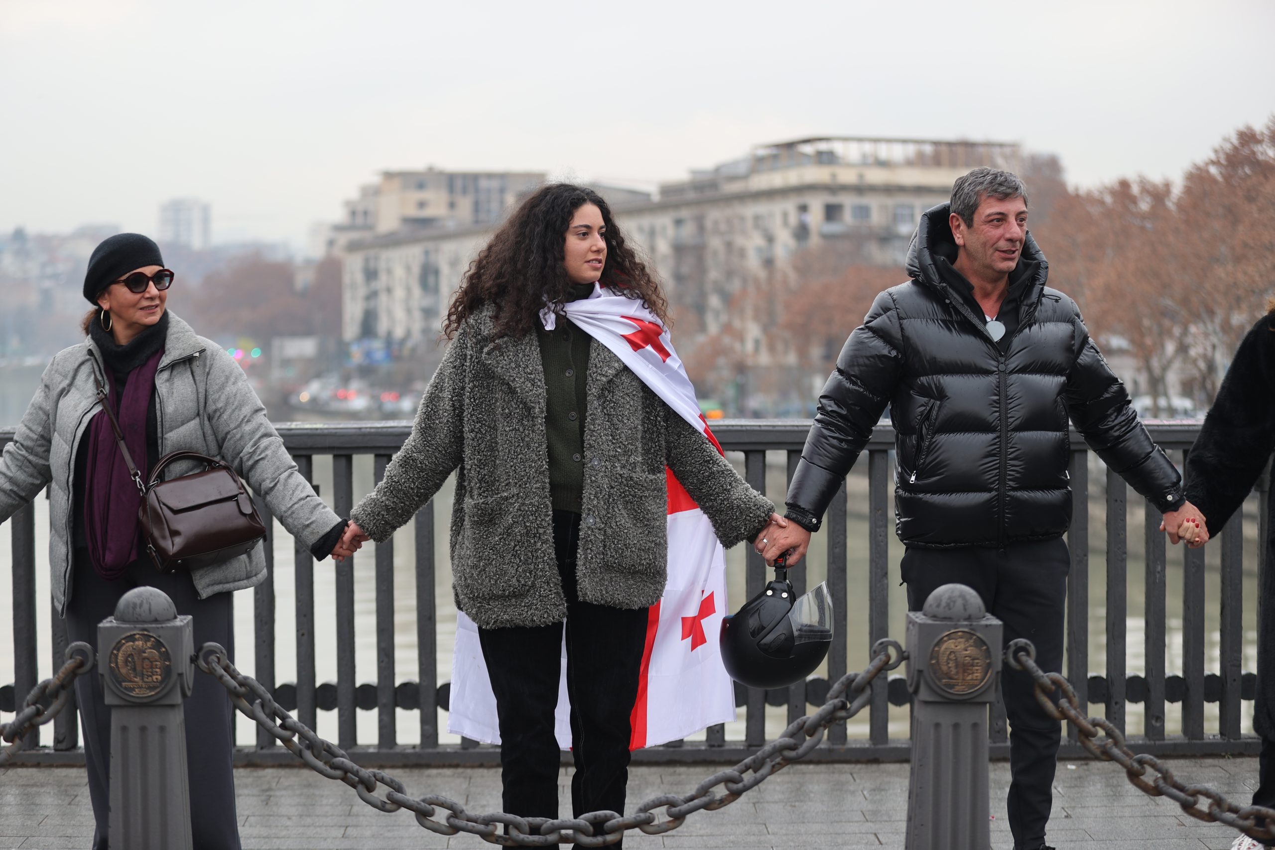 Seçimlerin yenilenmesi için eylemler sürüyor: Gürcistan’da ‘insan zinciri’